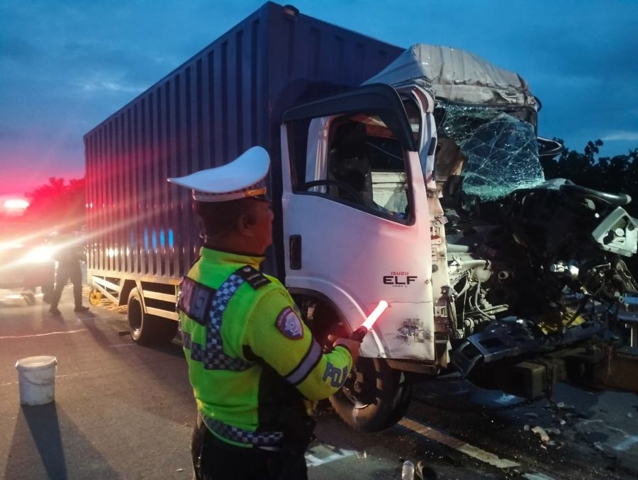 Truk Boks Tabrak Truk Tronton di Tol Jombang - Mojokerto Tewaskan Satu Orang