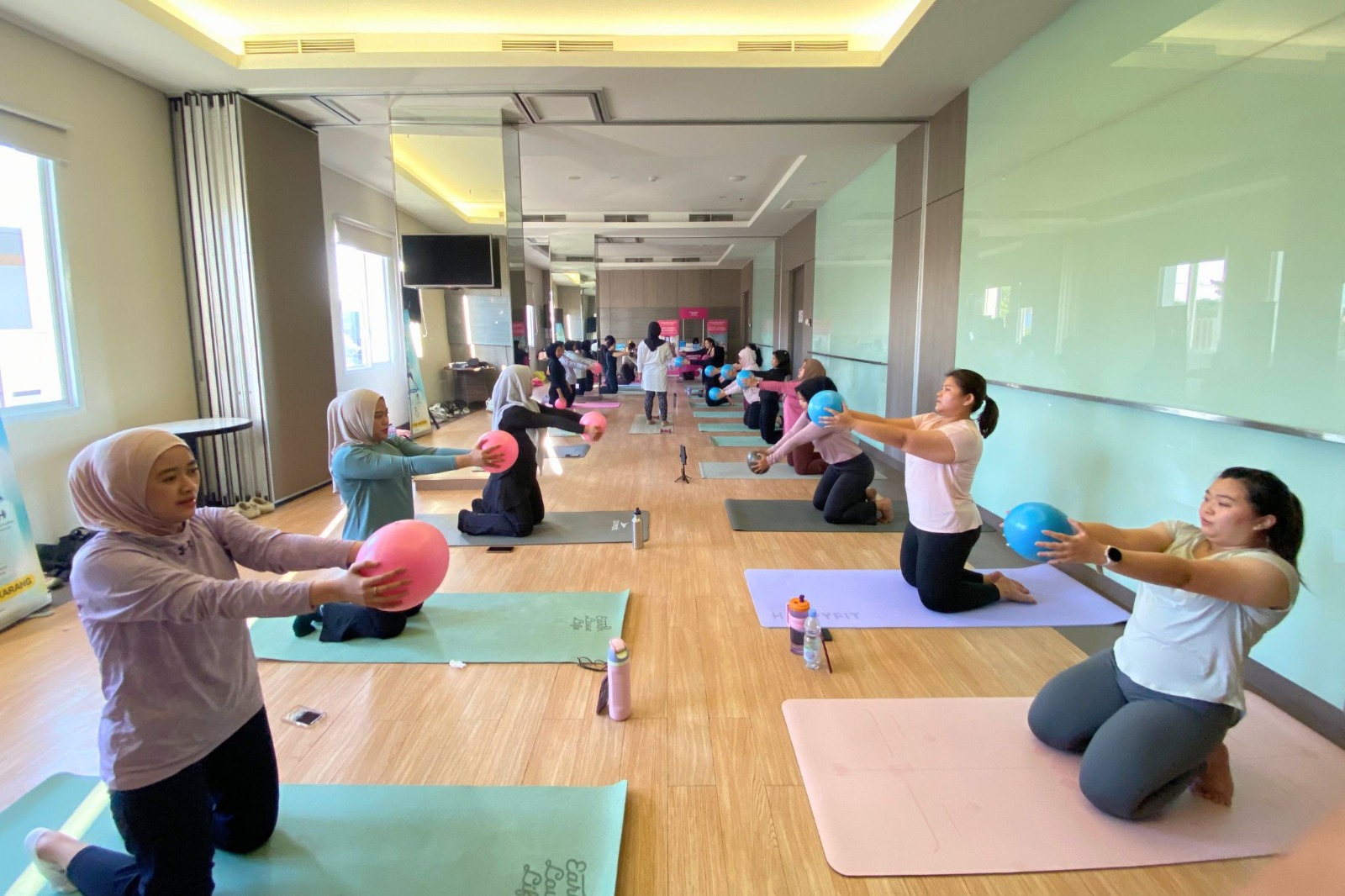 Semarak, Afternoon Mat Pilates di Swiss-Belexpress Jemursari