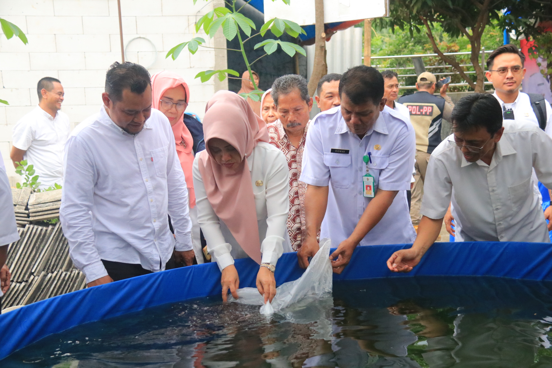 40.000 Bibit Lele dan Pakan Ikan Diserahkan  Bupati Mojokerto ke Pokdakan  