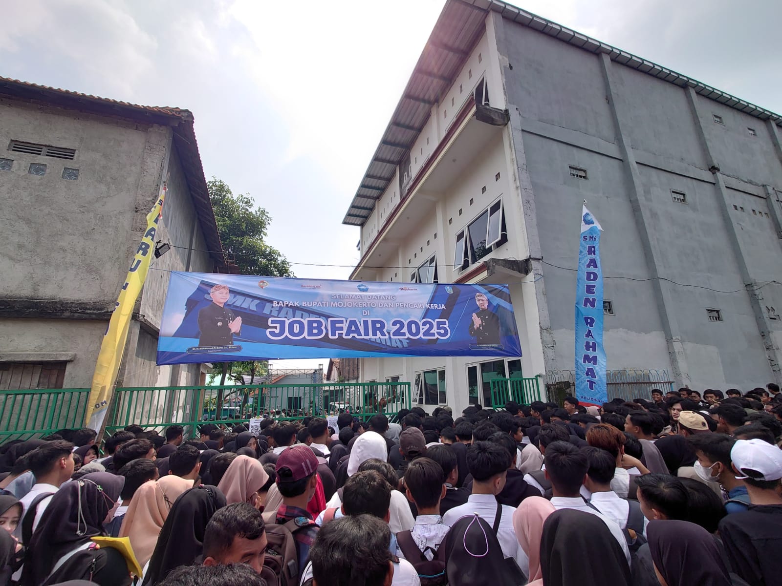 Di Tengah Sempitnya Lahan Pekerjaan, Ribuan Pelamar Kerja Memadati Job Fair 2025 di Mojokerto