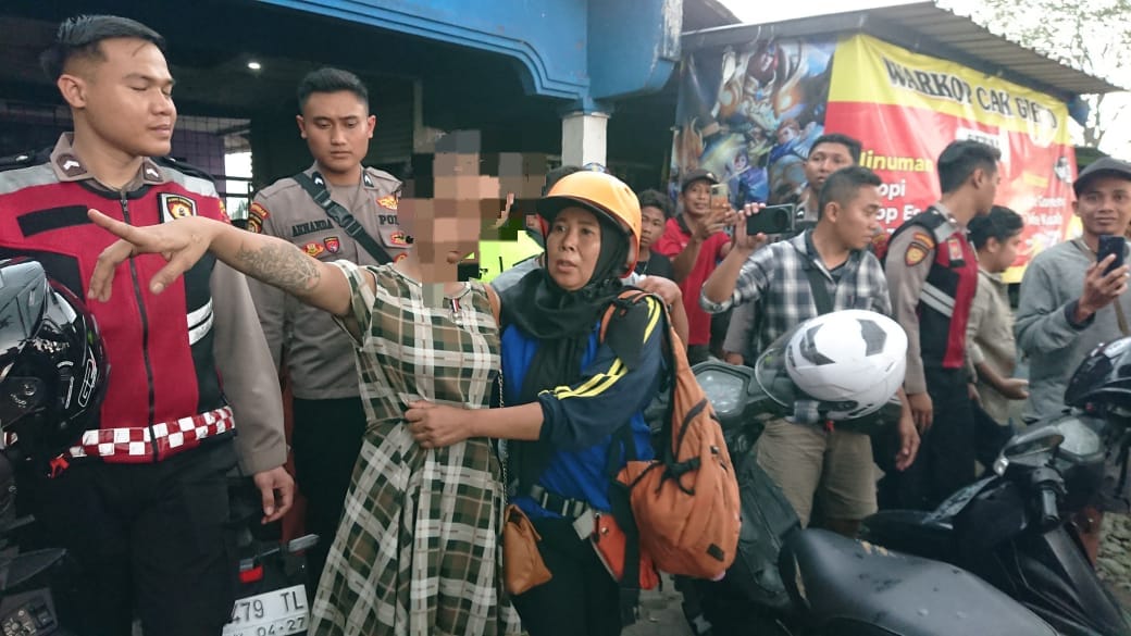 Aksi Bunuh Diri Perempuan Depresi Digagalkan Petugas, di Tengah Pencarian Korban Sebelumnya di Dam Rolak Songo