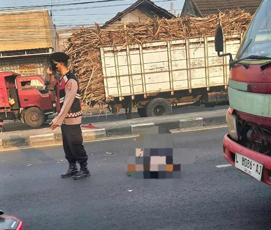 Tabrak Belakang Elf di Sooko, Guru Asal Mojokerto Tewas