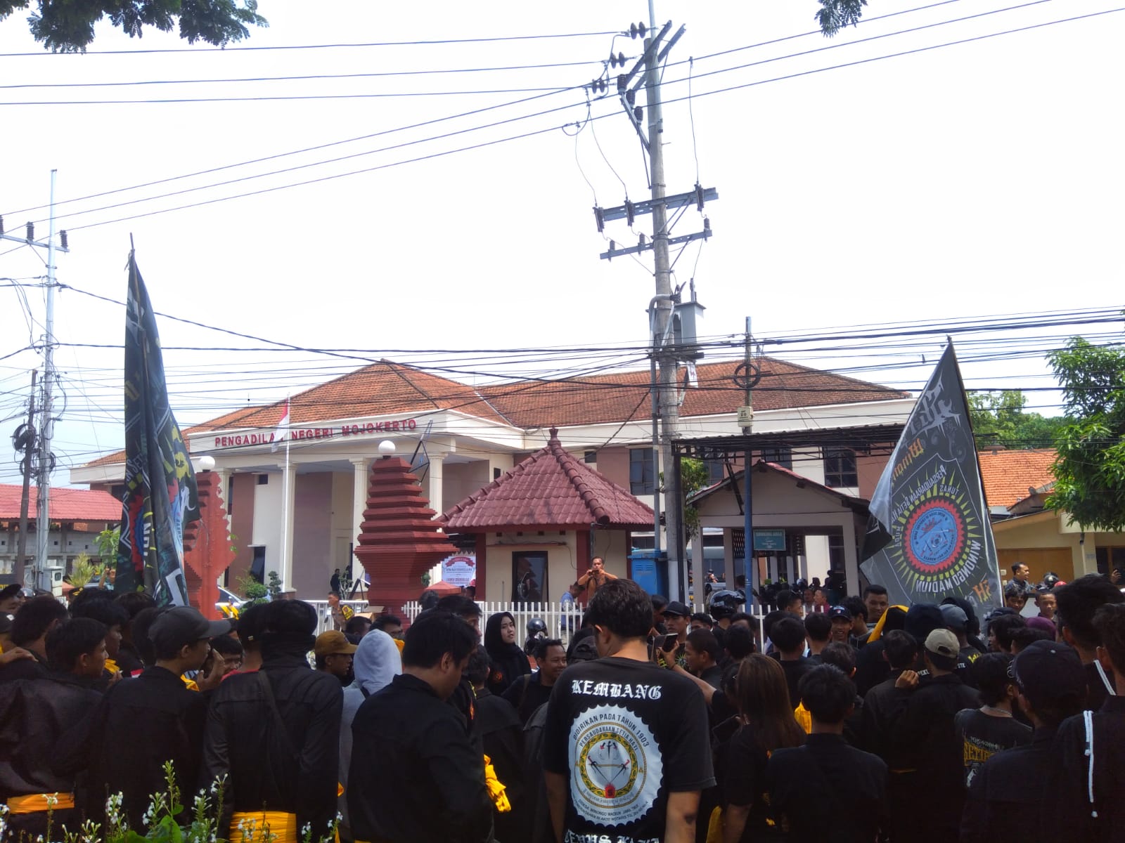 Kawal Persidangan, Ratusan Pesilat Gelar Aksi Solidaritas di  PN Mojokerto