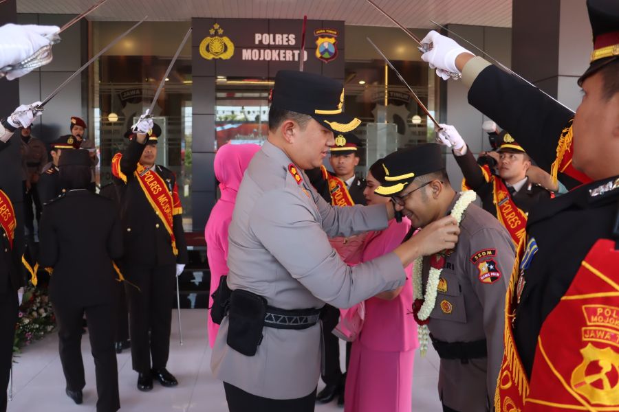 Farewell Parade Polres Mojokerto, AKBP Andi Yudha Serahkan Estafet Kepemimpinan ke AKBP Erik Prakasa