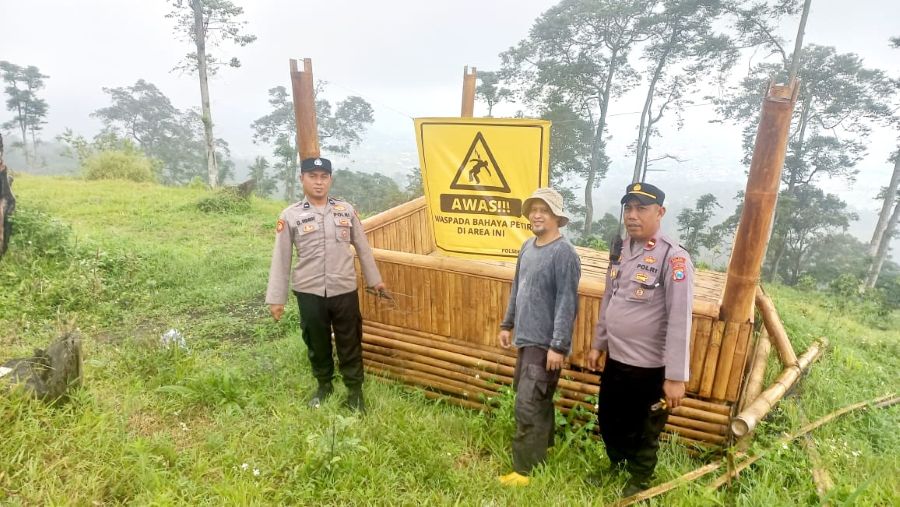 Cuaca Ekstrem, Kawasan Wisata di Pacet Mojokerto Dipasang Banner Imbauan Waspada Petir 