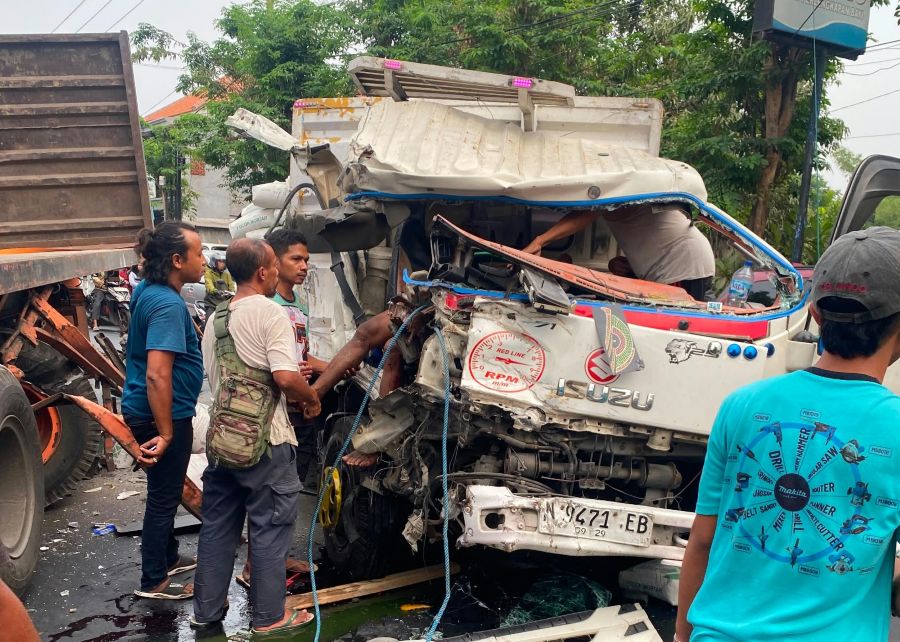 Truk Tabrak Truk Gandeng di Mojokerto, Dua Orang Luka-Luka