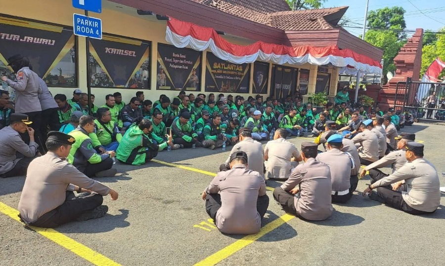 Ratusan Ojol Mojokerto Aksi Solidaritas dan Doa bersama untuk Affan di Polres Mojokerto Kota