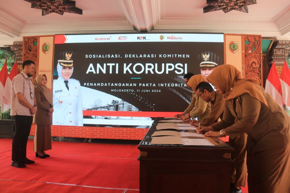 Seluruh Jajaran Pemkab Mojokerto Tandatangani Pakta Integritas dan Perjanjian Kinerja dengan KPK