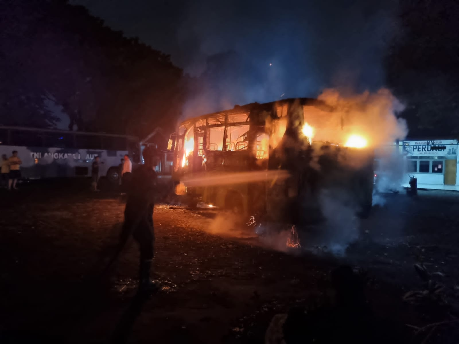 Bus Hikmah Trans Jaya Terbakar di Terminal Kertajaya Mojokerto, Diduga Korsleting