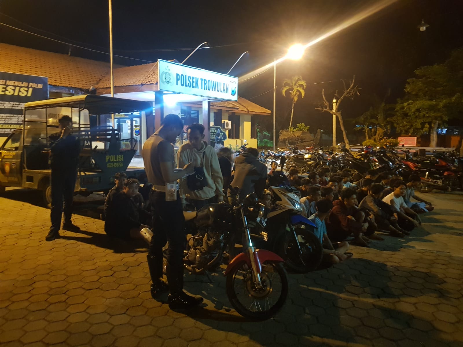 Petugas Gabungan Amankan 43 Sepeda Motor di Arena Balap Liar Trowulan Mojokerto