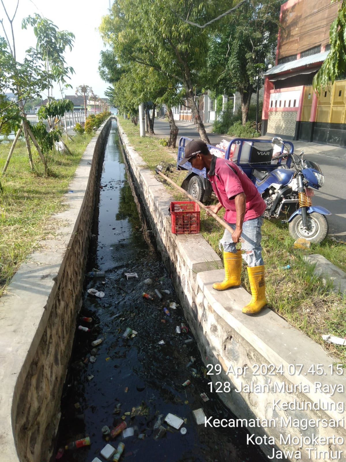 Kebersihan di Sekitar Kolam Retensi Memprihatinkan, Kadis PU Gercep Perintahkan Bersihkan Sampah 