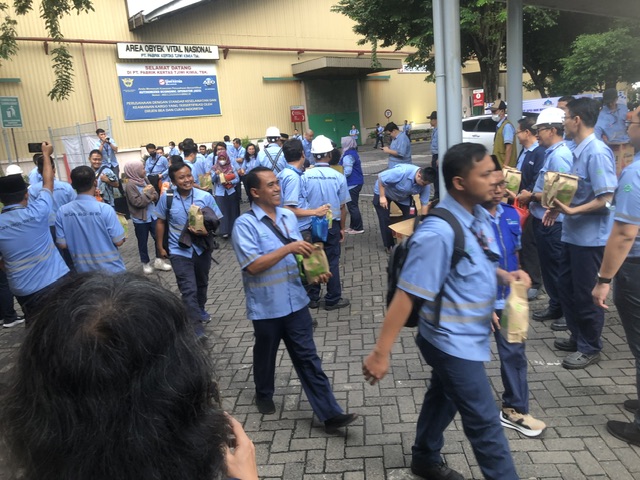 Bagi Takjil, PT Tjiwi Kimia Gunakan Bungkus Kertas Ramah Lingkungan