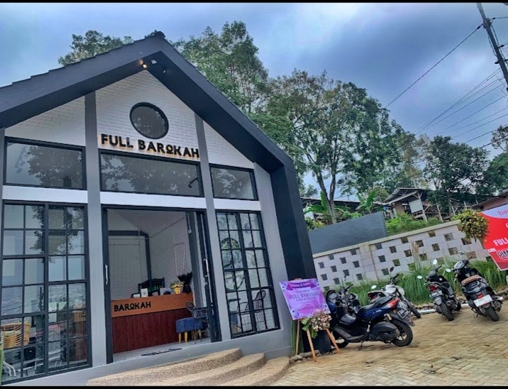 Kafe dan Resto Full Barokah, Sensasi Kuliner Rumahan di Tengah Hamparan Sawah Trawas