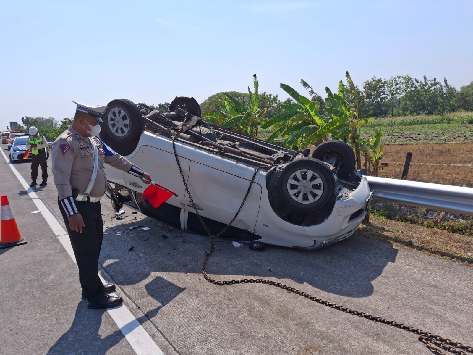 Ban Pecah, Mobil Avanza Berpenumpang 10 Orang Terbalik di Tol Jombang - Mojokerto