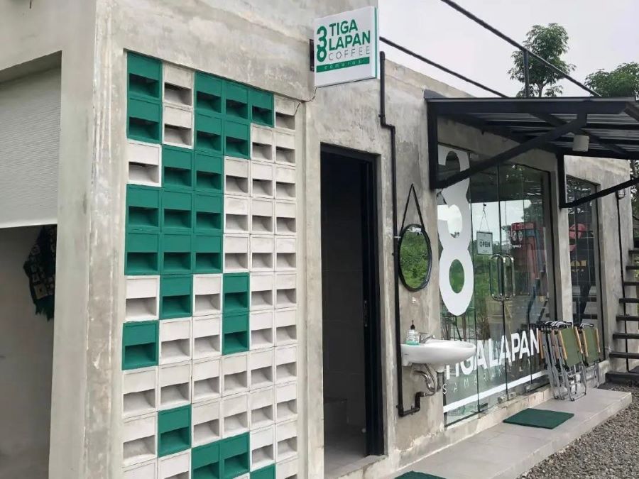 Menikmati Kopi dengan Suguhan City Light dan Sejuknya Perbukitan Puri