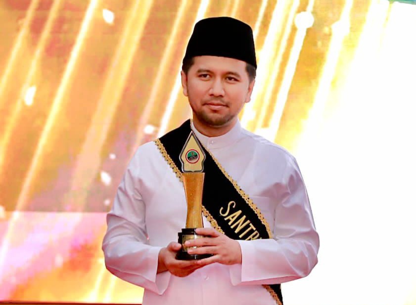 Wagub Emil Raih Penghargaan Santri Inspiratif Bidang Kepemimpinan Provinsi