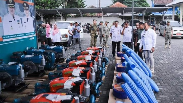 Pemkab Jember - Kodim Salurkan Bantuan Pompa Air Kepada 28 Kelompok Tani