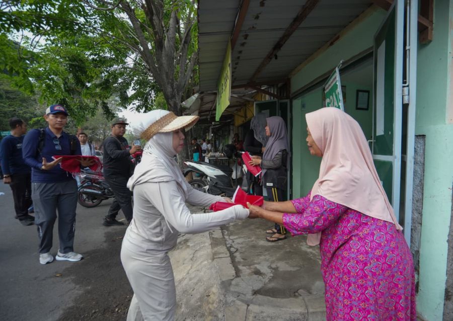 Sambut Bulan Kemerdekaan, Warga Mojokerto Terima Bendera Merah Putih Gratis