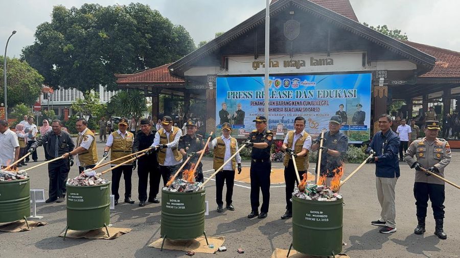Pemkab Mojokerto bersama Bea Cukai Sidoarjo Musnahkan Rokok dan Miras Ilegal Senilai Rp 19,3 Miliar