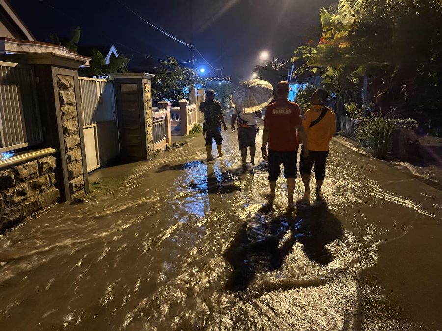 Tanggul di Desa Salen Mojokerto Jebol, Persawahan dan Jalan Tergenang Air