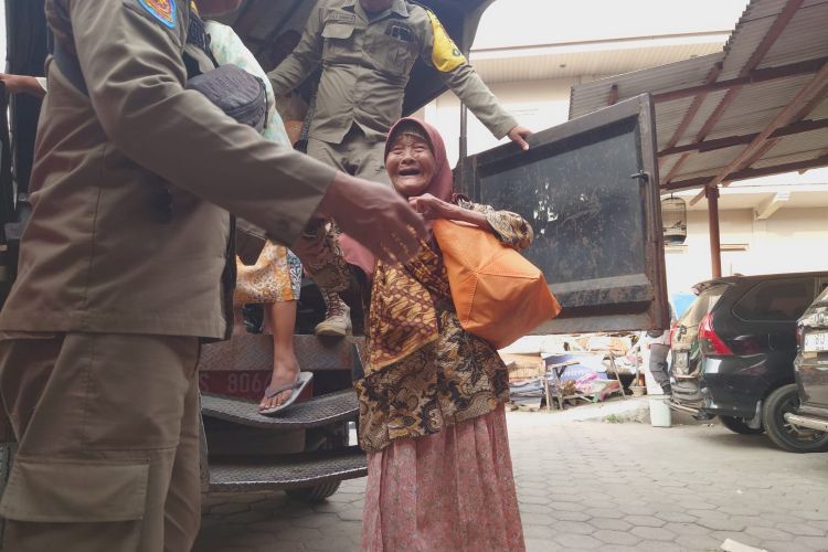Petugas Gabungan di Kota Mojokerto Tertibkan 14 Pengamen dan Pengemis