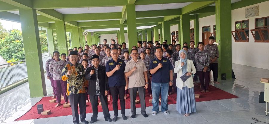 Anak Sekolah, Dunia Digital, dan Pilihan Hidup: Bakesbangpol Jember Datang Bawa Bekal