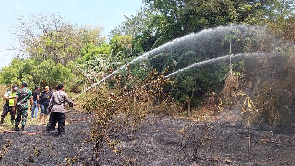 Gudang rosok dan Lahan di Ngoro Mojokerto Terbakar