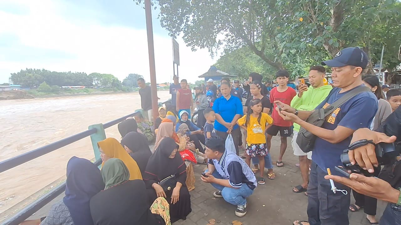 Pemuda Mojokerto Nekat Terjun ke Sungai Brantas, Diduga Karena Putus Cinta