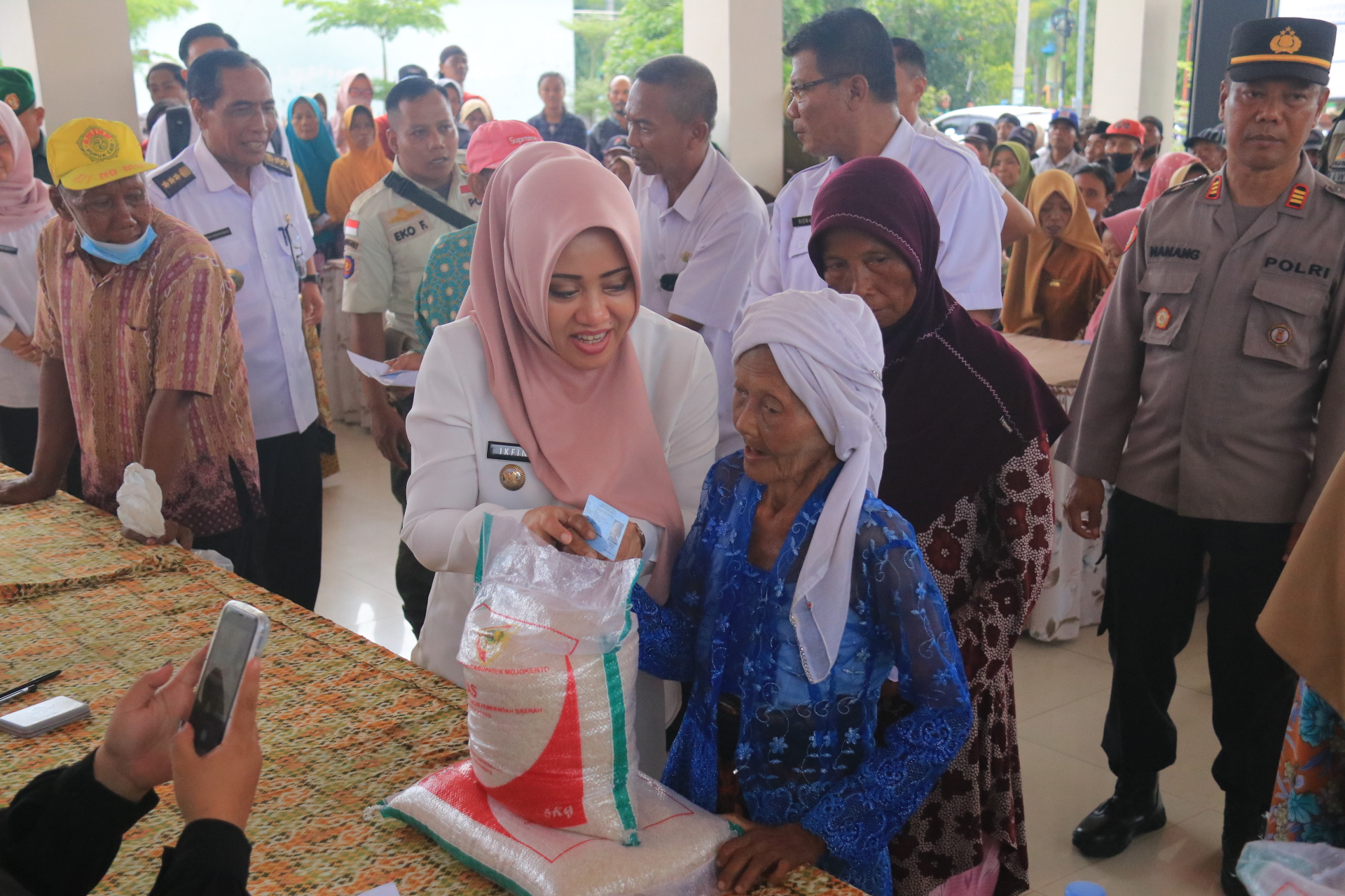 281 Keluarga se Kecamatan Jetis Peroleh Bantuan Beras Bupati Mojokerto