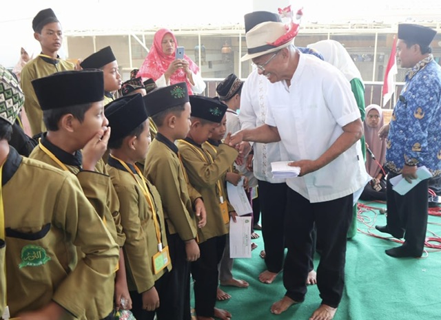 Dahlan Iskan Beri Motivasi Ratusan Yatim di Kecamatan Gondang.