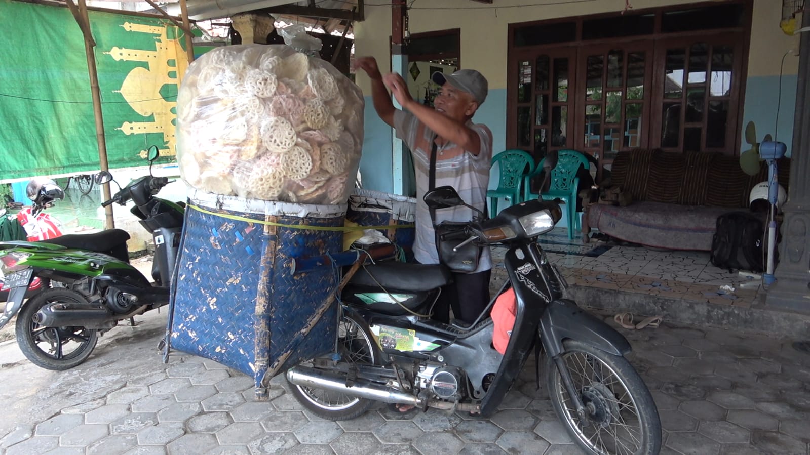 Perjuangan Pedagang Kerupuk Keliling di Mojokerto Naik Haji Bersama Istrinya, Nabung Selama 13 Tahun