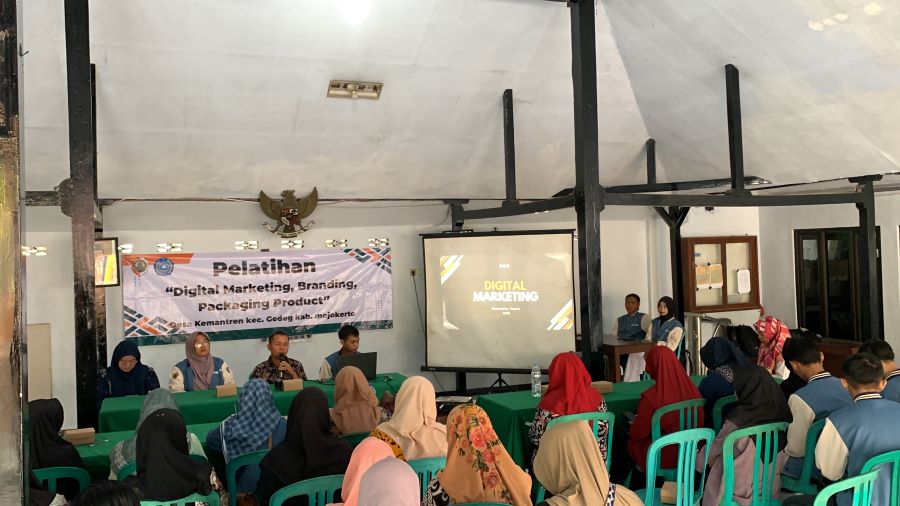 UNIM Gelar Pelatihan Digital Marketing Pelaku UMKM di Desa Kemantren Gedeg Mojokerto