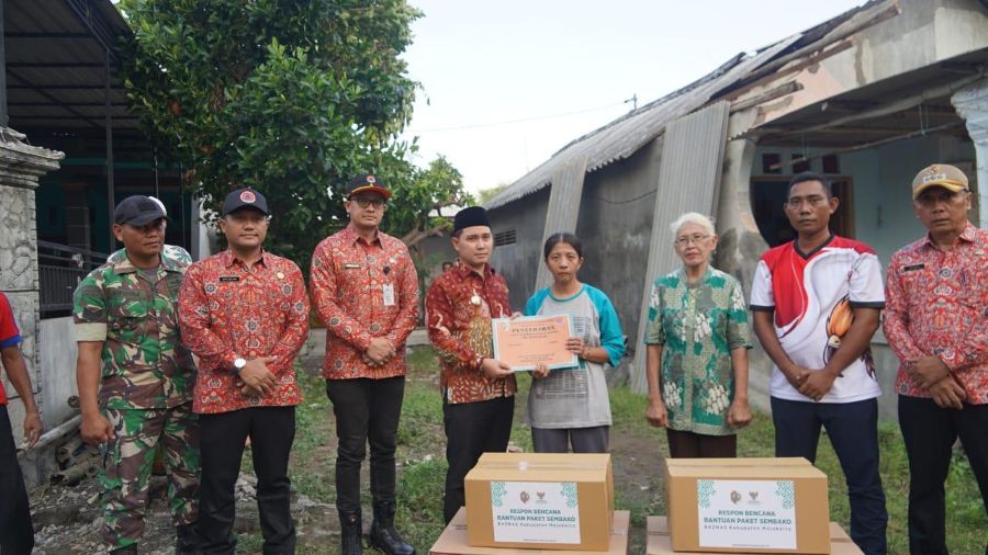Bupati Al Barra Serahkan Bantuan Material dan Sembako untuk Korban Angin Kencang di Mojokerto