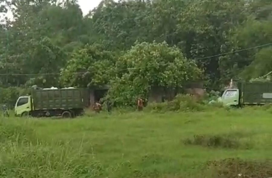 Terekam Kamera, Pembuangan Limbah B3 di Perumahan Trowulan Mojokerto, Warga Minta DLH Turun Tangan