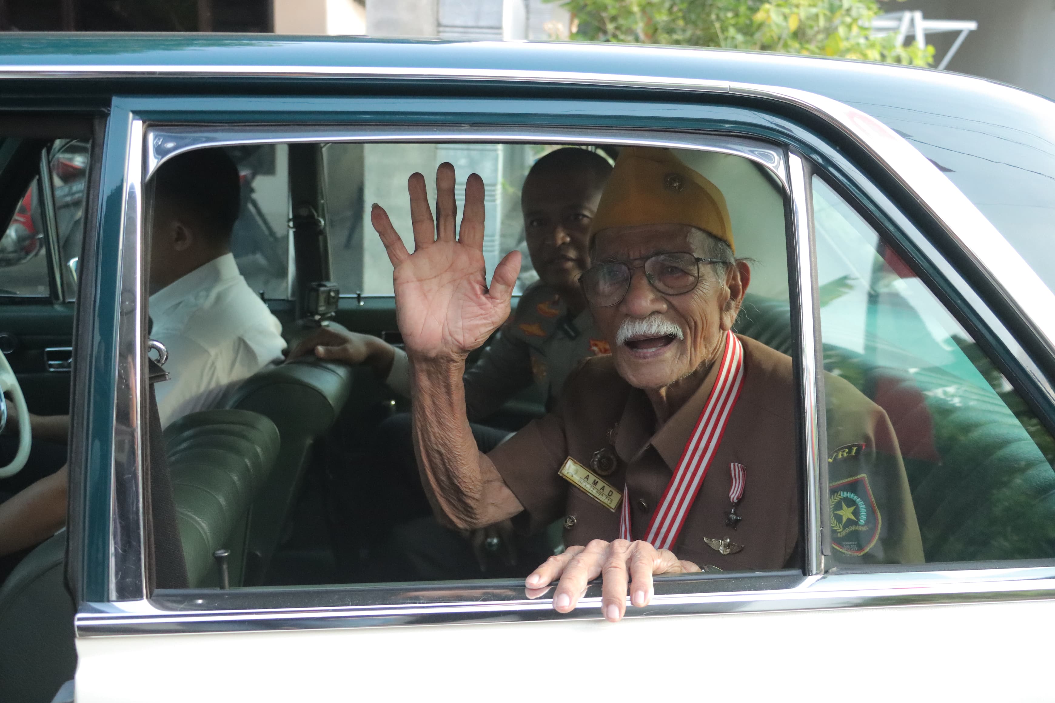 Momen Pejuang Veteran diajak Kapolres Mojokerto Jalan - jalan Naik Mobil Klasik