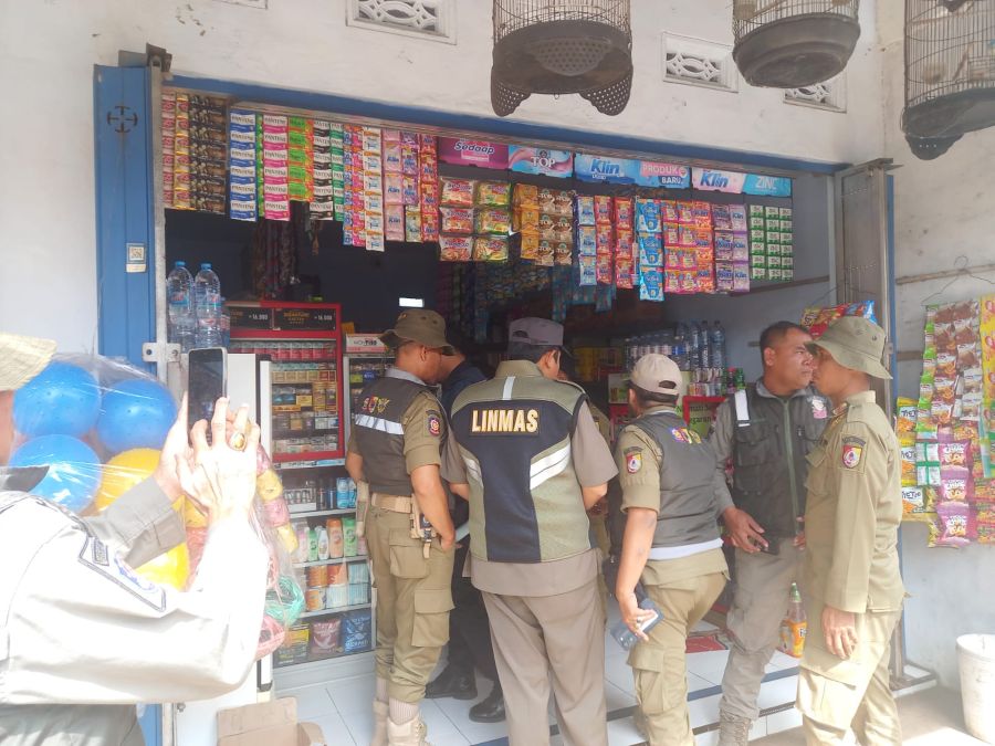 Tim Gabungan Satpol PP Jember Amankan 3.212 Batang Rokok Ilegal dan Minuman Beralkohol Tanpa Izin Edar.