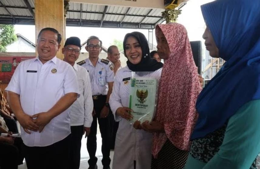 Bupati Ikfina Serahkan 783 SHM Masyarakat Ngarjo Mojoanyar Mojokerto