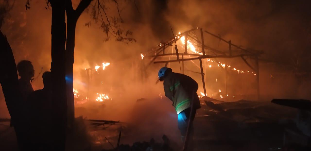 Kandang Bebek Terbakar di Trowulan, Api Dipadamkan dalam 1,5 Jam