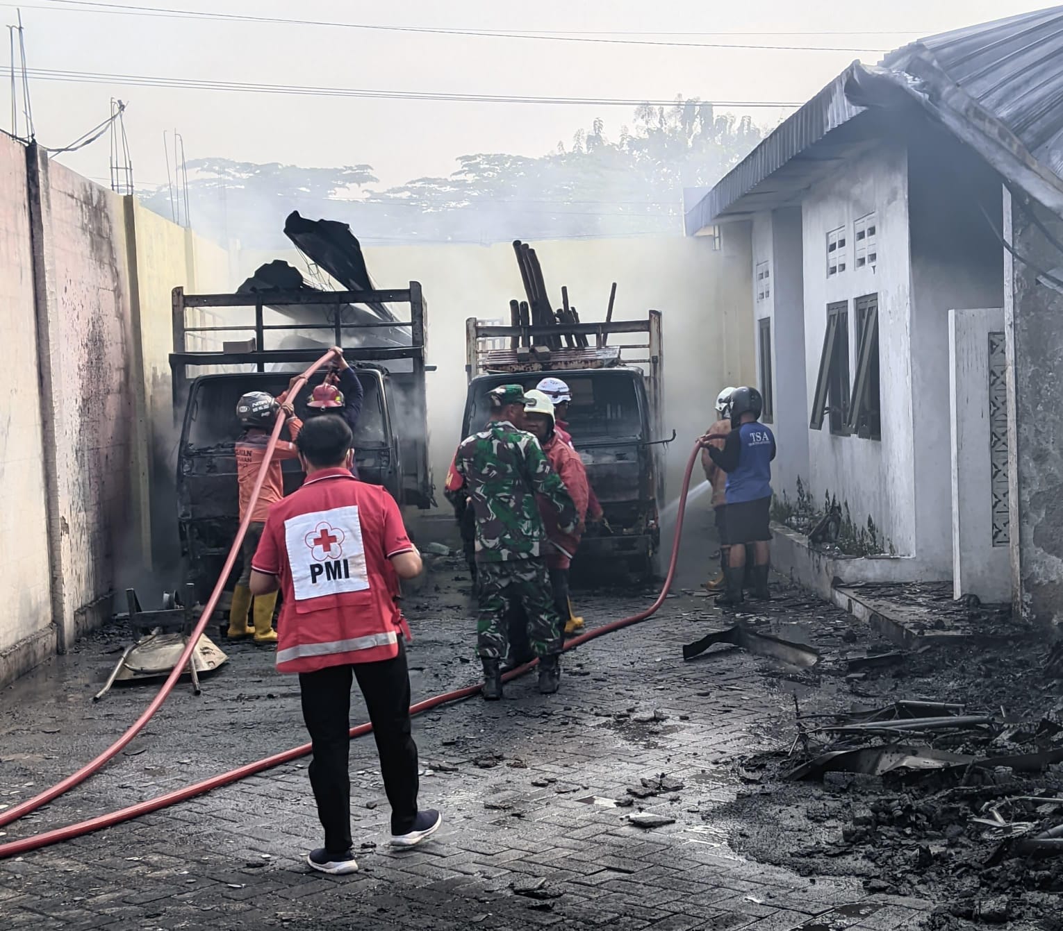 Gudang Plastik di Puri Mojokerto Terbakar, Dua Unit Truk Hangus