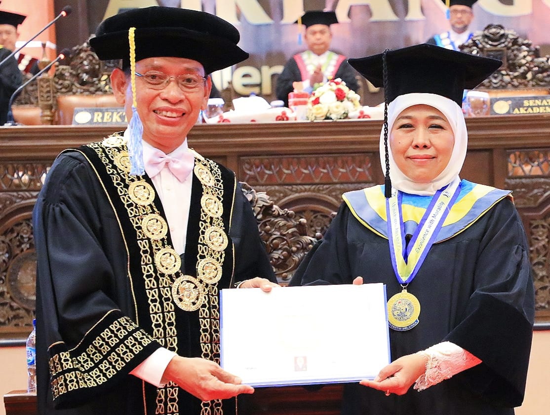 Gubernur Khofifah Raih Gelar Doktor Honoris Causa Bidang Ilmu Ekonomi dari Unair 