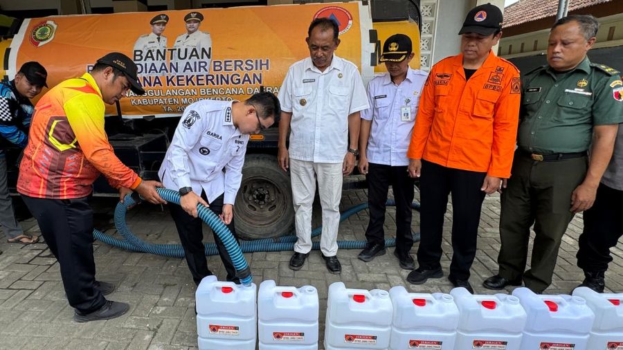 Kemarau Mengancam Pasokan Air, Bupati Mojokerto Salurkan 84 Tangki ke Desa Duyung Trawas