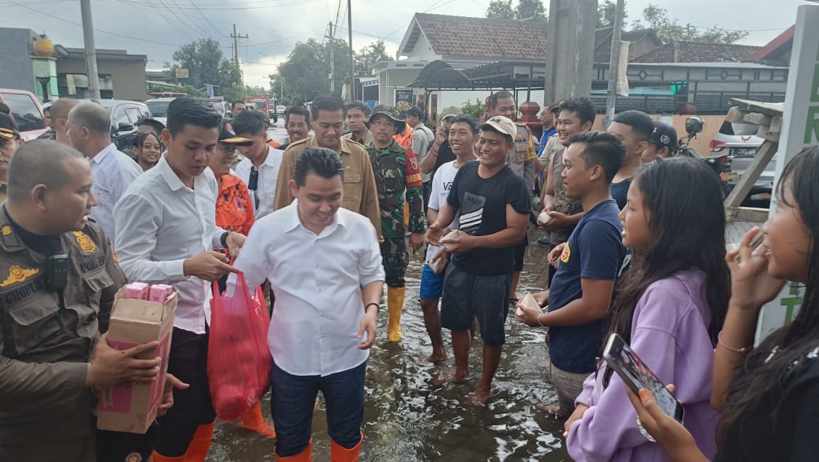 Tinjau Lokasi Banjir di Mojokerto, Khofifah dan Gus Barra Salurkan Bantuan untuk Warga Terdampak