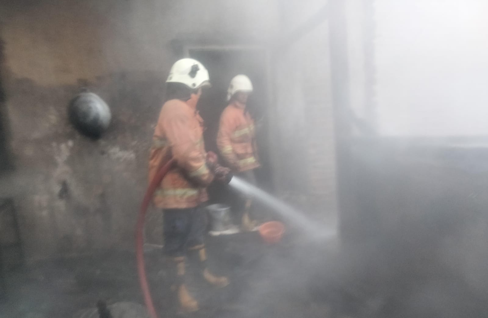 Api Sisa Penggorengan Belum Padam, Tempat Penggorengan Krupuk di Bangsal Mojokerto Terbakar