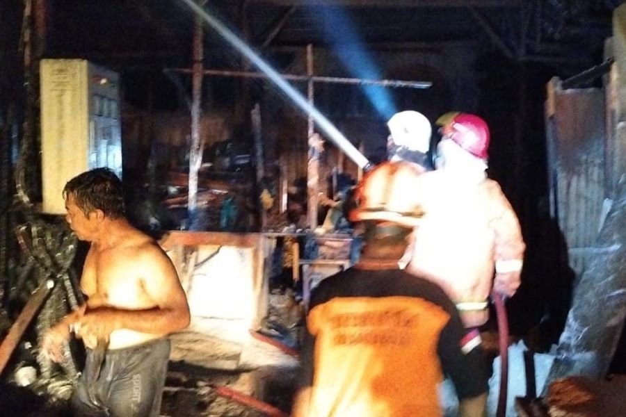 Home Industri Mebel di Mojokerto Terbakar, Dua Unit PMK Dikerahkan