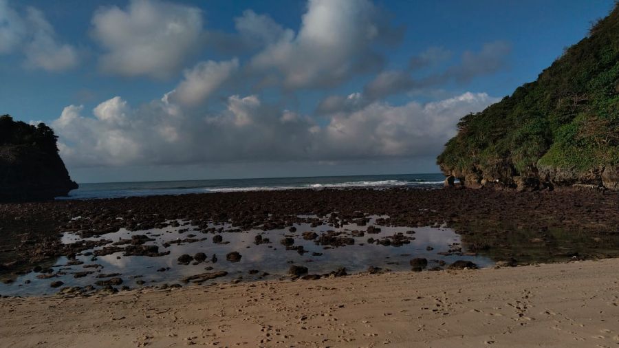 Pantai Teluk Asmara, ''Raja Ampatnya Jawa''  Surga Tersembunyi di Malang Selatan