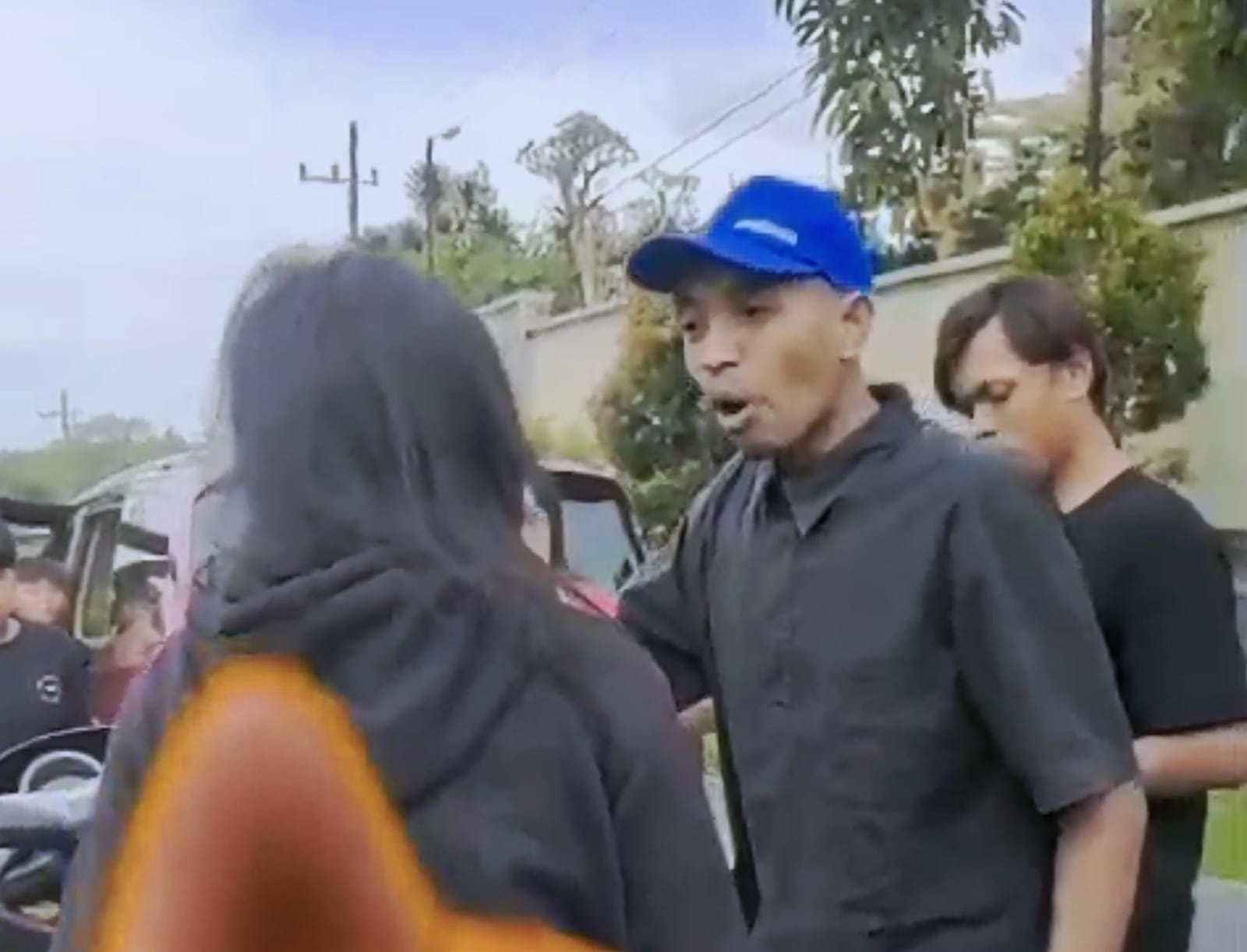 Arogan! Pengendara Mobil Aniaya Perempuan di Trawas Mojokerto