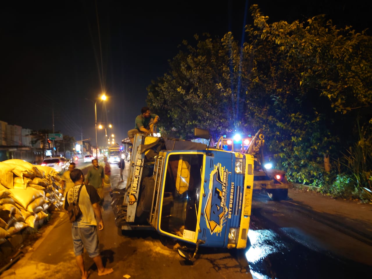 Patah As Bagian Belakang, Truk Muat Pakan Ternak Terguling di Jalan Raya Trowulan Mojokerto