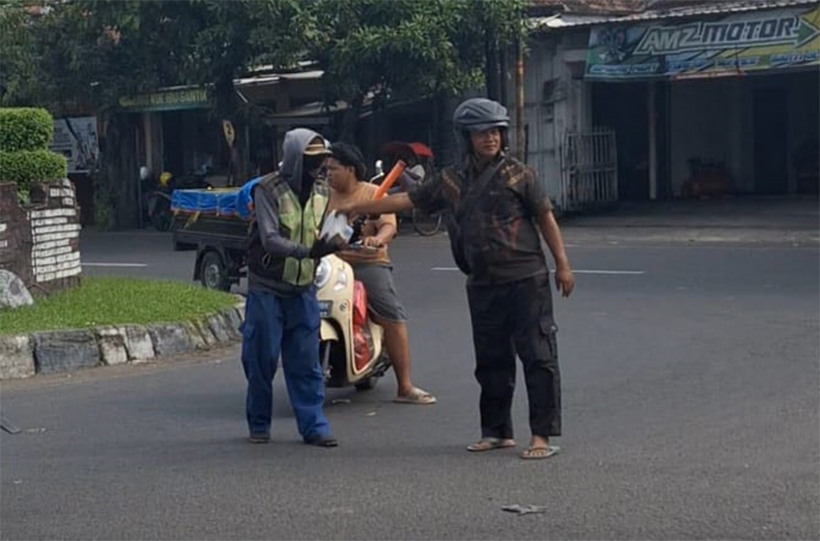 Jumat Berkah, PWI Mojokerto Bagikan Nasi Bungkus di Jalan-Jalan