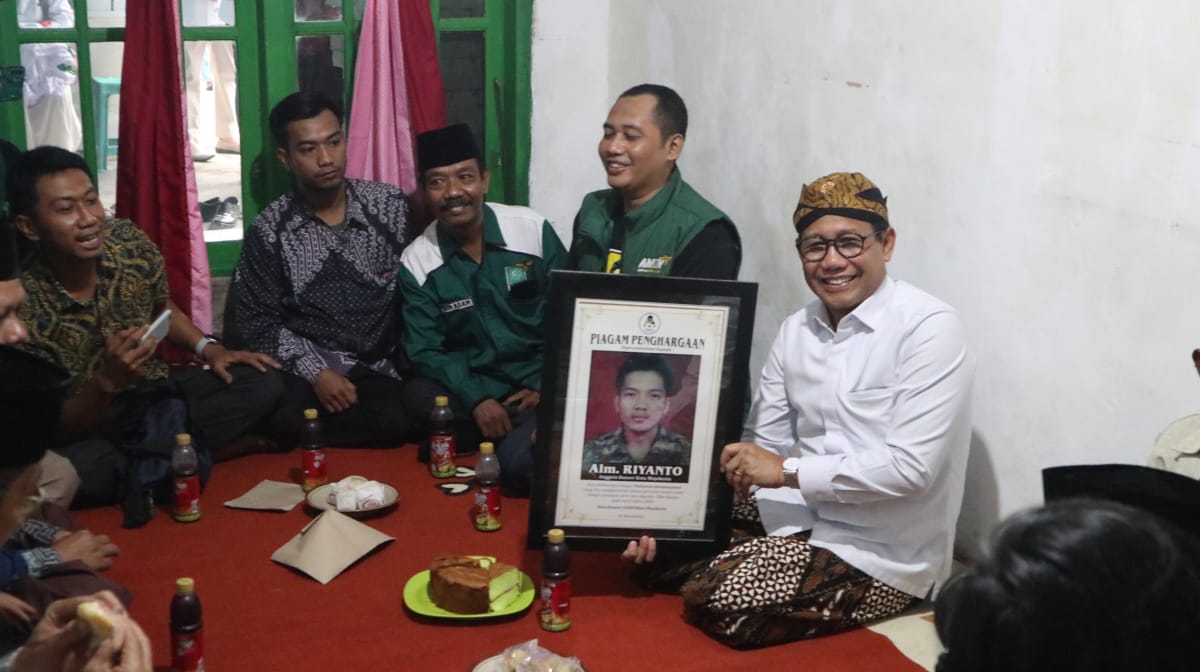 Menteri Desa Gus Halim Sambangi Keluarga Almarhum Riyanto di Mojokerto, Pejuang Toleransi dan Kesatuan