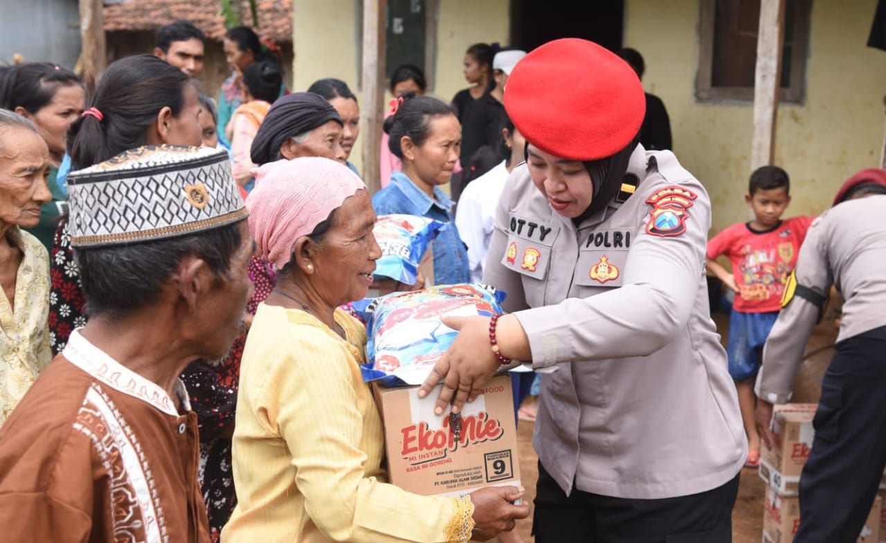 Pasca Hitung Pilkada 2024, Polres Bondowoso Bagikan  Sembako ke Desa Terpencil